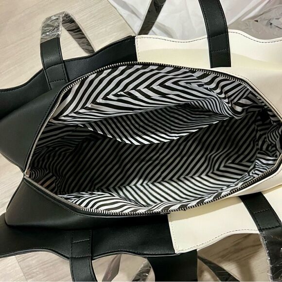 NWT Trickz N Treatz x Dolls Kill black and white oversized pumpkin face tote. - Picture 10 of 14